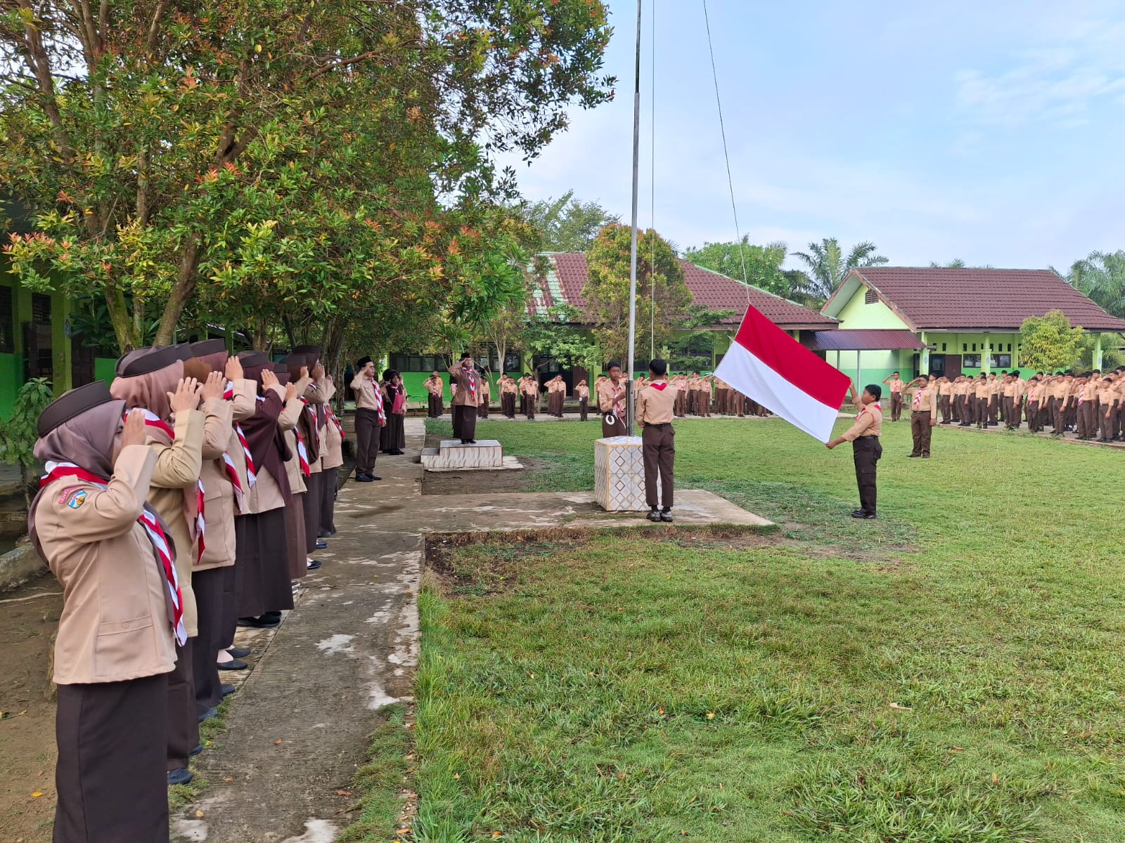 MTsN 5 Batang Hari Laksanakan Upacara Hari Pramuka ke-64