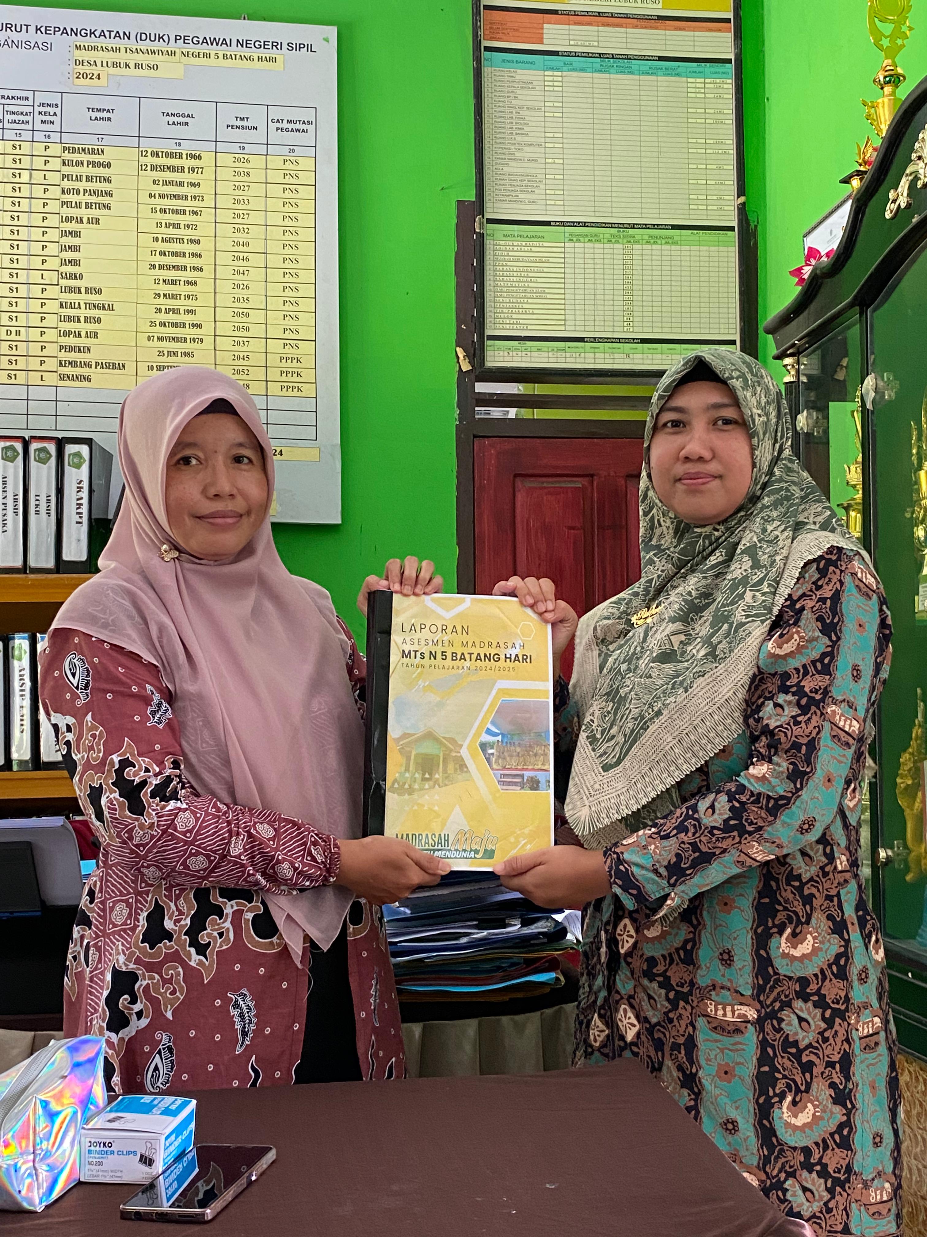 Panitia Asesmen Madrasah (AM) Tahun Ajaran 2024/2025 Menyerahkan Dokumen Kepada Madrasah Panitia Asesmen Madrasah (AM) Tahun Ajaran 2024/2025 Menyerahkan Dokumen Kepada Madrasah