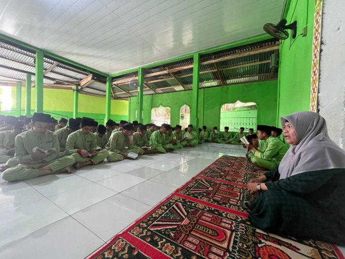 MTsN 5 Batang Hari Gelar Kegiatan Rutin Pembacaan Yasin, Tahlil, dan Doa dengan Khusyuk dan Tertib MTsN 5 Batang Hari Gelar Kegiatan Rutin Pembacaan Yasin, Tahlil, dan Doa dengan Khusyuk dan Tertib