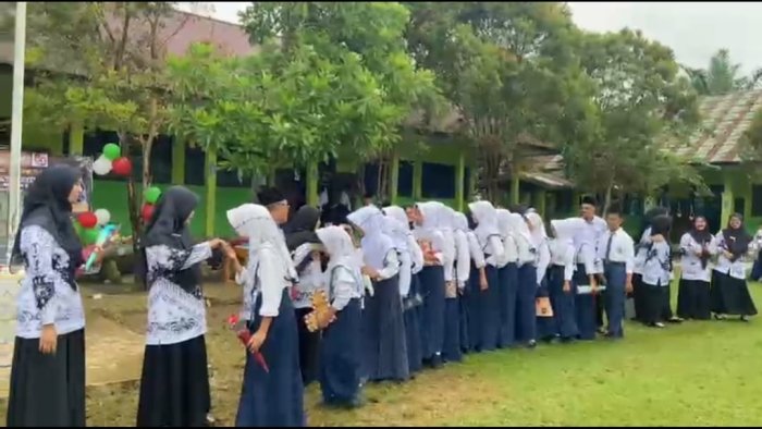 Momen Haru Warnai Peringatan HGN 2025 di MTsN 5 Batang Hari Saat Sesi Salam-Salaman Siswa dan Guru