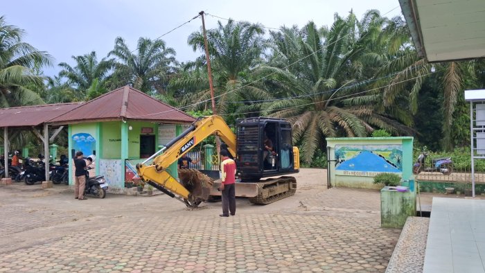 Totalitas MTsN 5 Batang Hari Bangun Sarana, Gunakan Alat Berat untuk Penimbunan Pondasi Saung Totalitas MTsN 5 Batang Hari Bangun Sarana, Gunakan Alat Berat untuk Penimbunan Pondasi Saung