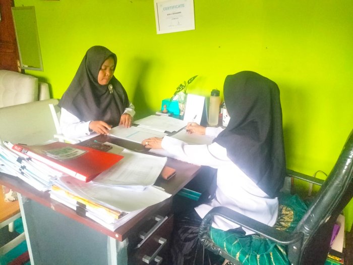 Perkuat Tata Kelola Administrasi, Kepala MTsN 5 Batang Hari Lakukan Supervisi kepada Guru dan Staf TU Perkuat Tata Kelola Administrasi, Kepala MTsN 5 Batang Hari Lakukan Supervisi kepada Guru dan Staf TU