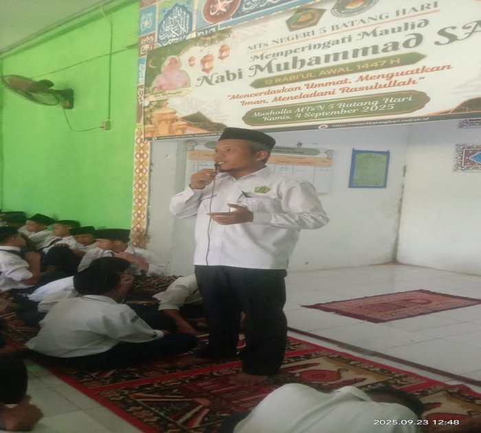 Penyuluh Agama KUA Pemayung Berikan Penyuluhan tentang 3 Amal yang Tidak Putus di MTsN 5 Batang Hari