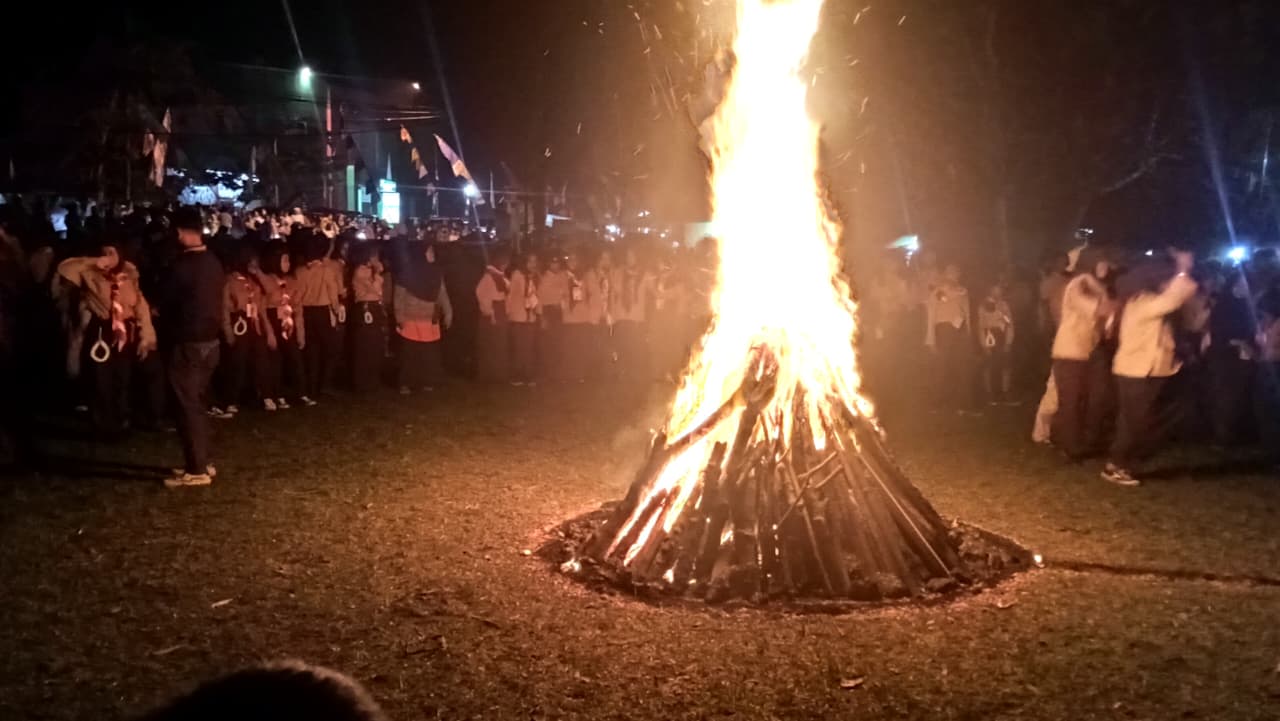 Api Unggun Semarakkan Malam Puncak Jambore Ranting Kecamatan Pemayung di Bumi Perkemahan Rang Kayo Pinai Desa Selat