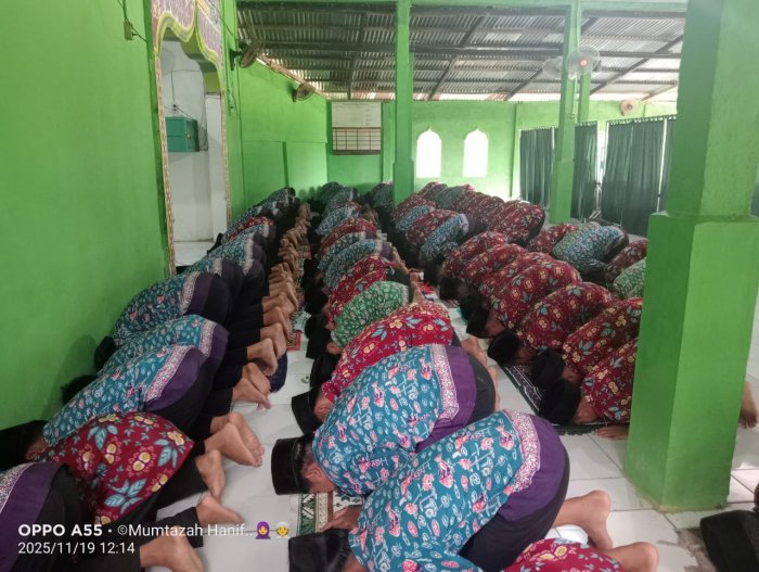 MTsN 5 Batang Hari Laksanakan Salat Zuhur Berjamaah sebagai Penguatan Karakter Religius