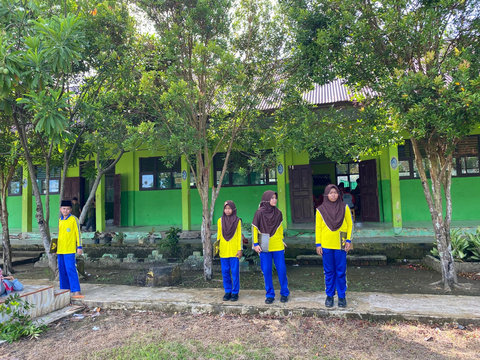 Siswa-Siswi Kelas VIIC MTsN 5 Batang hari Latihan Persiapan Upacara Bendera Sebagai Petugas
