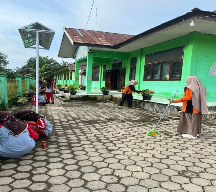 Warga MTsN 5 Batang Hari Gelar Gotong Royong Bersihkan Lingkungan Madrasah