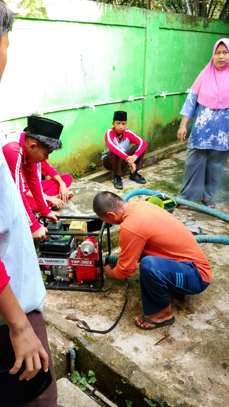 Pembina Keagamaan MTsN 5 Batang Hari Inisiatif Kuras Air Sumur Demi Kebersihan Wudhu