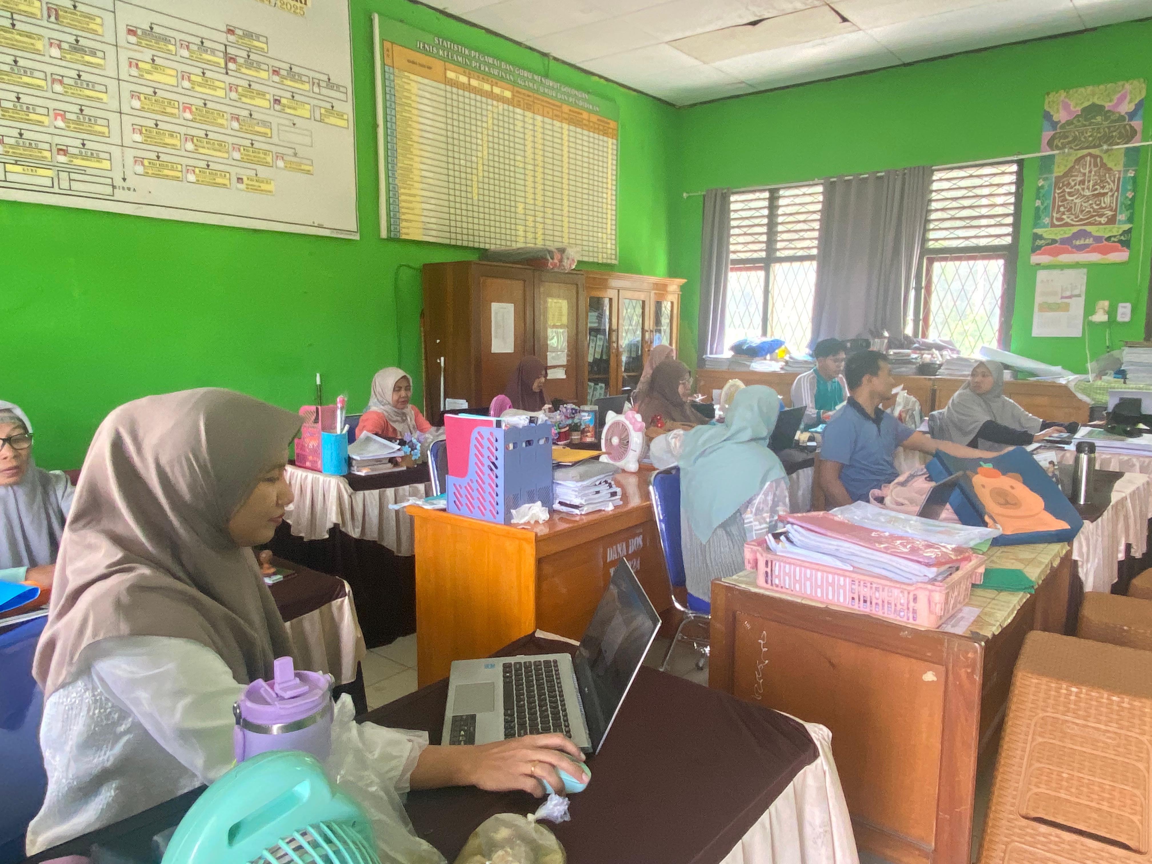 Optimalisasi Pendukung Pembelajaran di MTsN 5 Batang Hari Melalui Upgrade Perangkat Guru