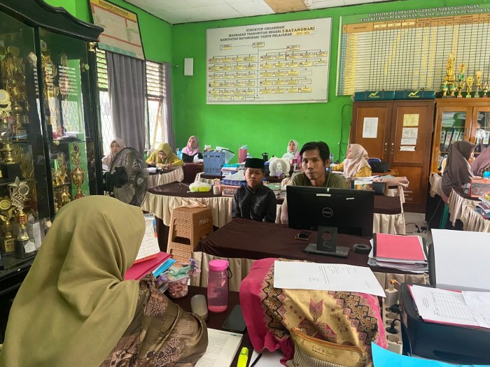 Staf TU MTsN 5 Batang Hari Berikan Pengarahan kepada Warga Terkait Mutasi Siswa Staf TU MTsN 5 Batang Hari Berikan Pengarahan kepada Warga Terkait Mutasi Siswa