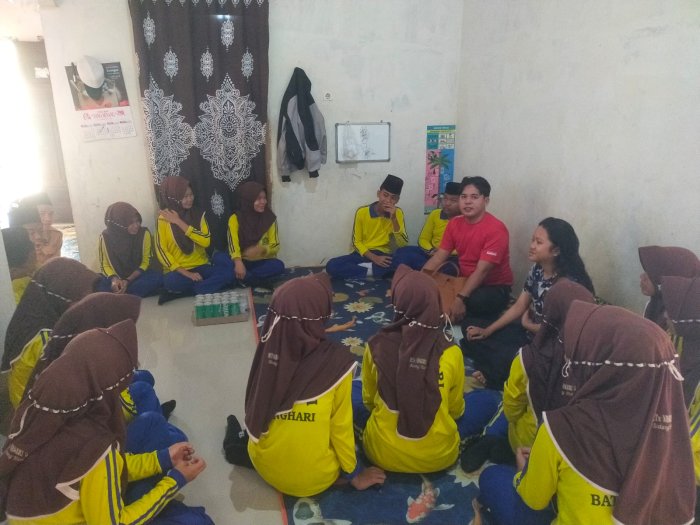 Wujud Kepedulian, Wali Kelas dan Siswa VIIIA Jenguk Teman yang Sakit Wujud Kepedulian, Wali Kelas dan Siswa VIIIA Jenguk Teman yang Sakit