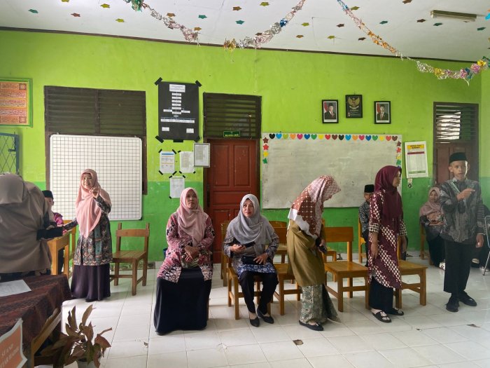 Majelis Guru dan Staf TU MTsN 5 Batang Hari Berpartisipasi dalam Pesta Demokrasi Majelis Guru dan Staf TU MTsN 5 Batang Hari Berpartisipasi dalam Pesta Demokrasi