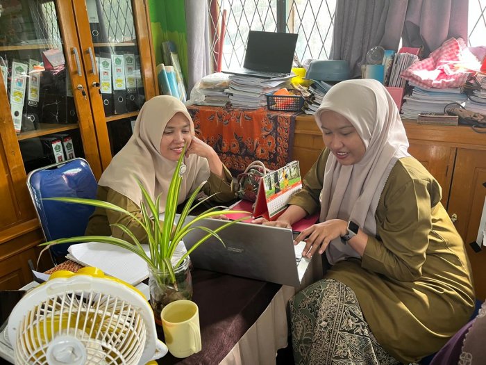 Waka Kurikulum MTsN 5 Batang Hari Berkoordinasi dengan Guru Senior Terkait Penyusunan Jadwal Fullday School