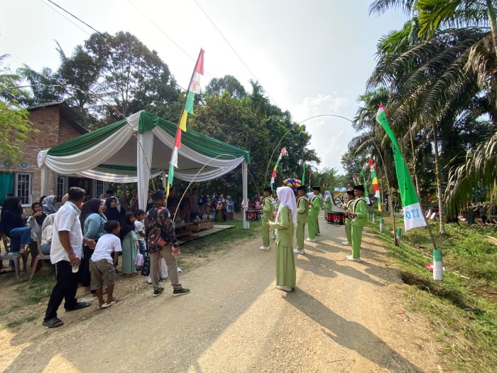 Drumband MTsN 5 Batang Hari Meriahkan Pawai Ta’aruf MTQ Desa Teluk Ketapang