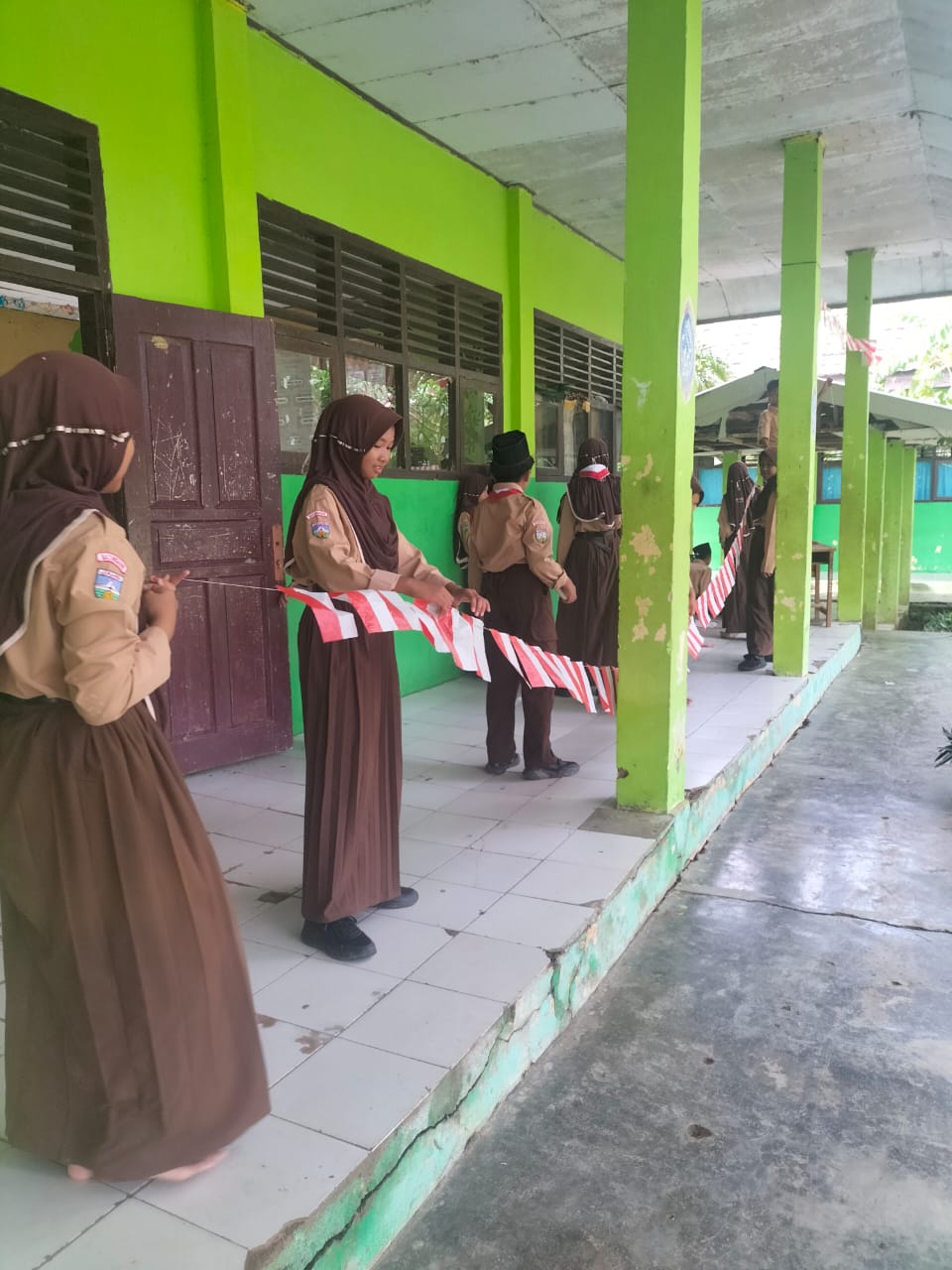 HUT RI ke-80 : MTsN 5 Batang Hari Percantik Lingkungan Madrasah Dengan Pernak  Pernik Kemerdekaan