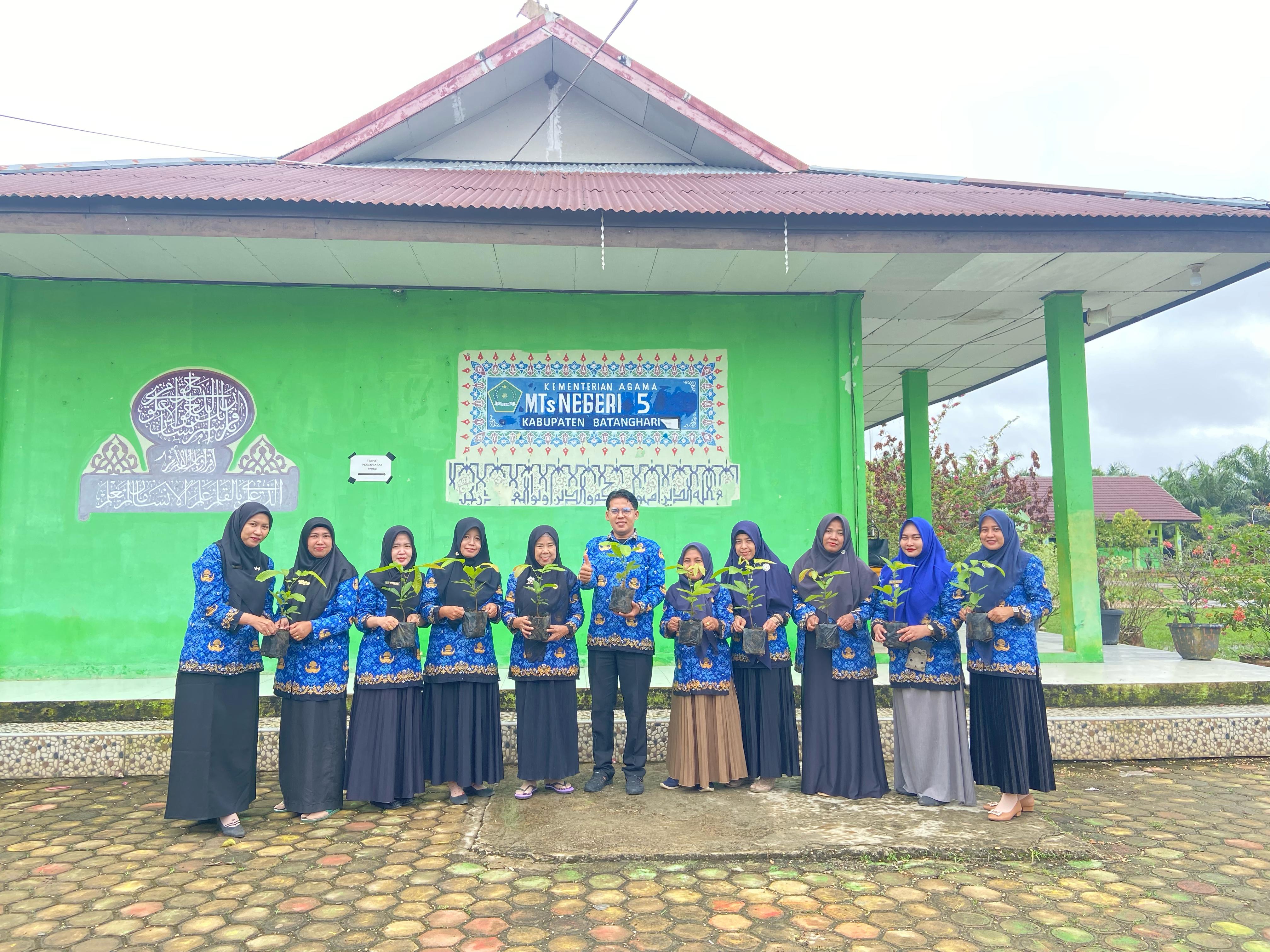 MTsN 5 Batang Hari Siap Sukseskan Program Penanaman 1 Juta Pohon Matoa MTsN 5 Batang Hari Siap Sukseskan Program Penanaman 1 Juta Pohon Matoa