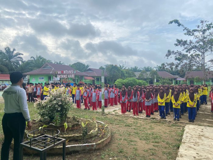 Pembina OSIM MTsN 5 Batang Hari Resmi Membuka Classmeeting Semester Ganjil TP 2025/2026 Pembina OSIM MTsN 5 Batang Hari Resmi Membuka Classmeeting Semester Ganjil TP 2025/2026