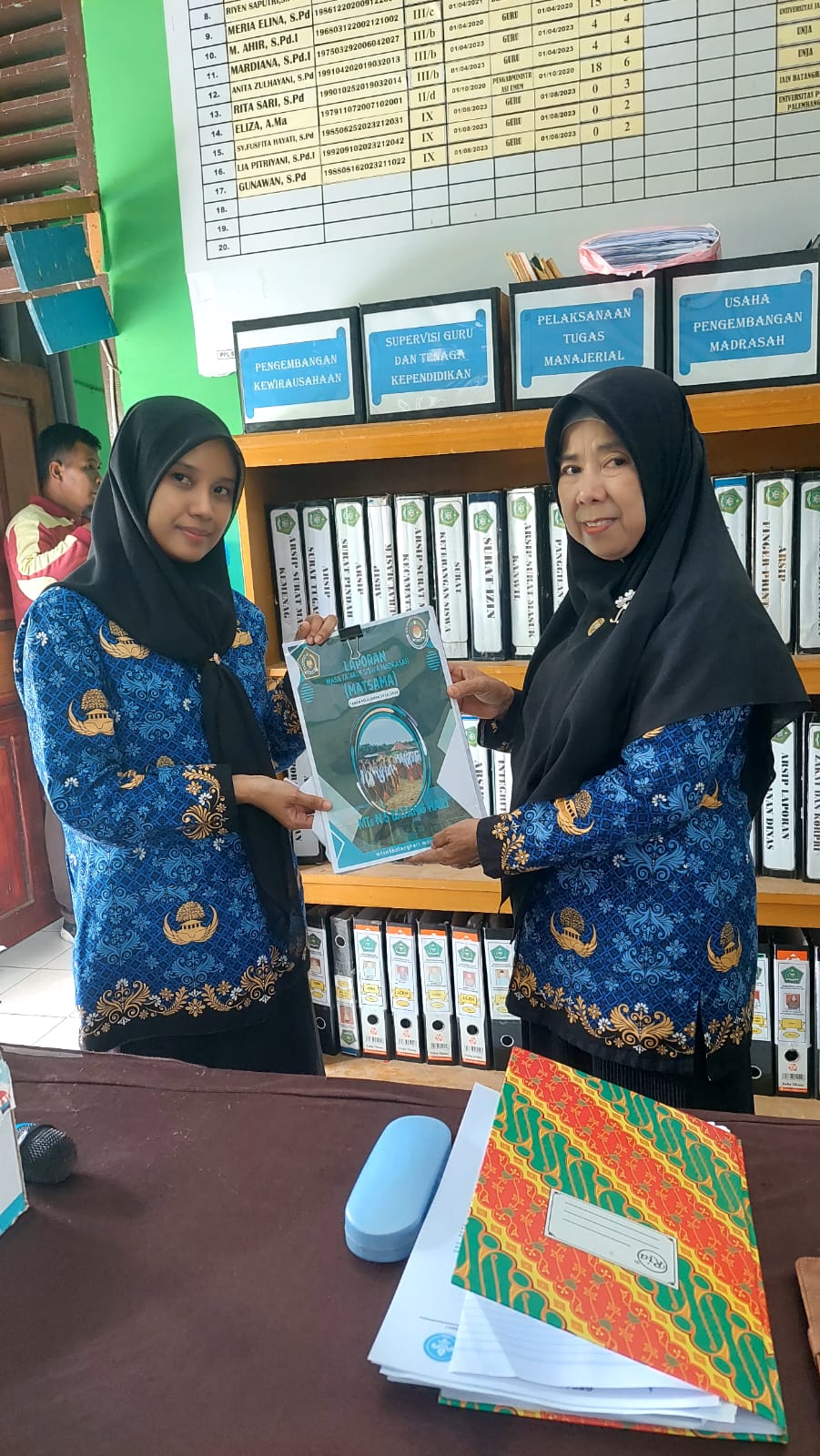 Laporan Suksesnya MATSAMA Diserahkan oleh Panitia MTs Negeri 5 Batang Hari Laporan Suksesnya MATSAMA Diserahkan oleh Panitia MTs Negeri 5 Batang Hari