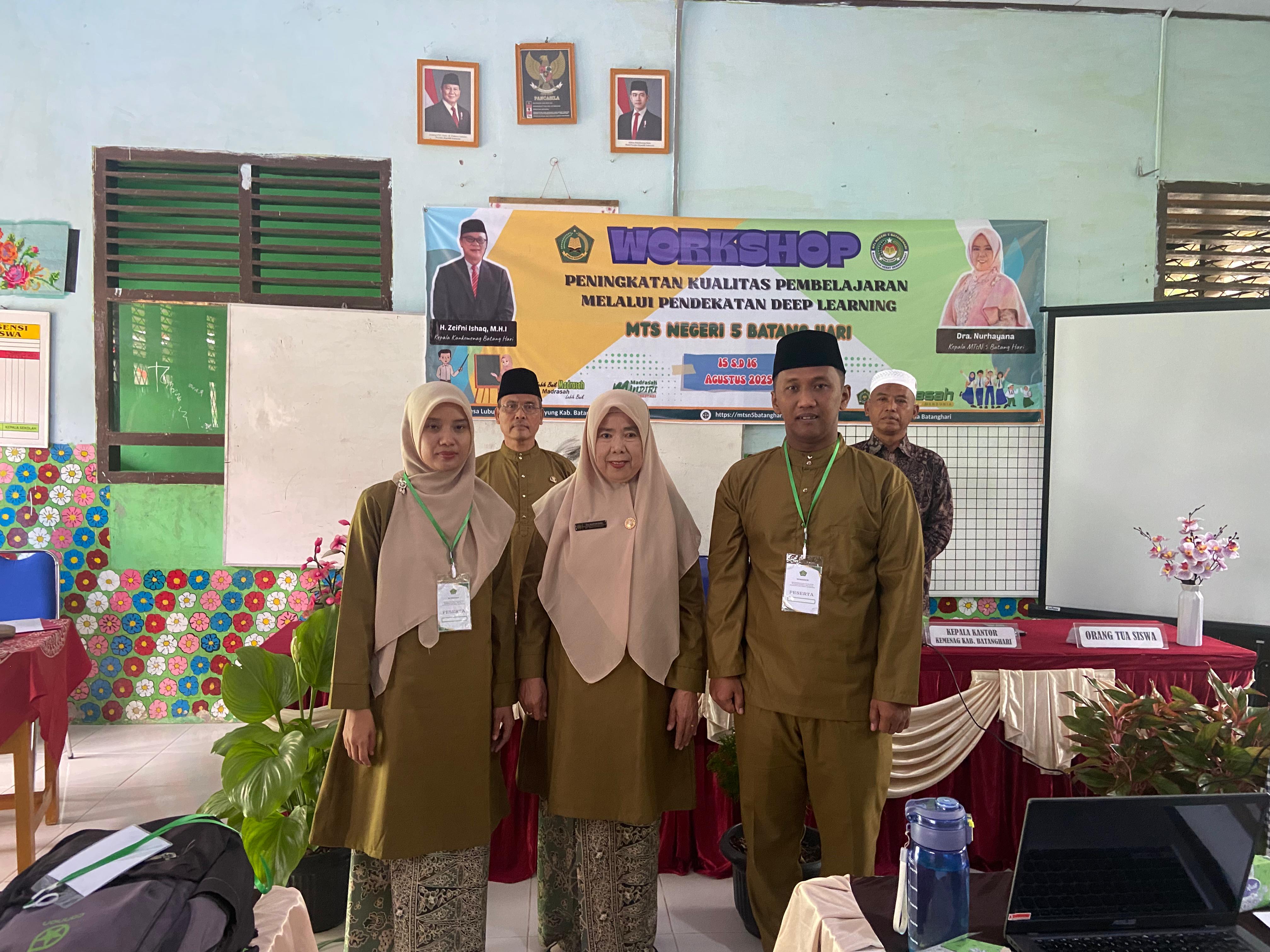 Pembukaan Workshop Peningkatan Kualitas Pembelajaran MTsN 5 Batang Hari Ditandai dengan Pengalungan Kartu Peserta Pembukaan Workshop Peningkatan Kualitas Pembelajaran MTsN 5 Batang Hari Ditandai dengan Pengalungan Kartu Peserta
