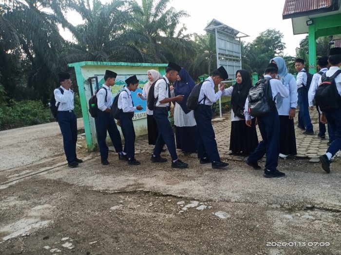 Sambut Siswa di Pagi Hari, Madrasah Ciptakan Lingkungan Ramah dan Disiplin
