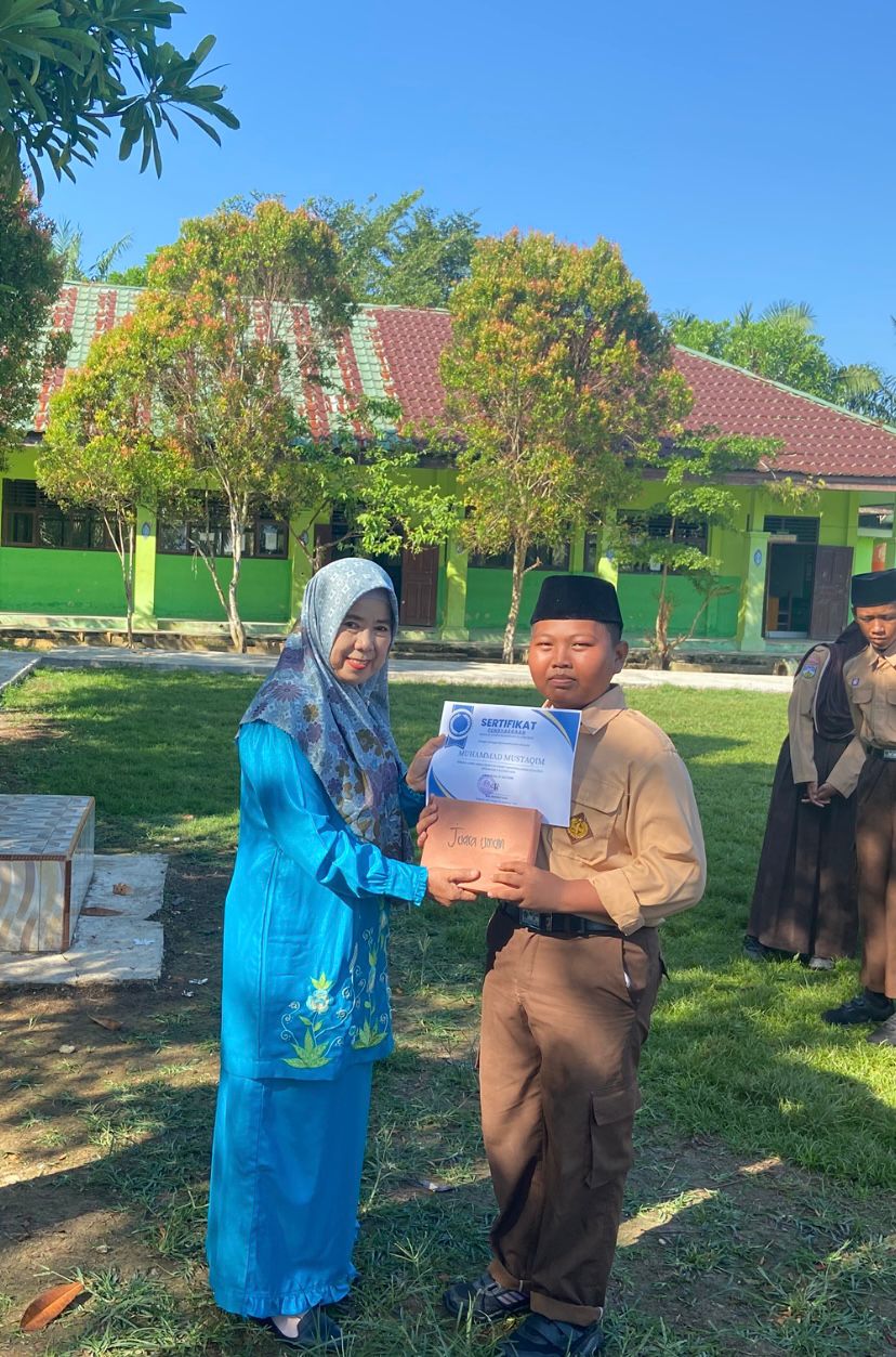 Mengenal Muhammad Mustaqim, Juara Umum Semester Genap Tahun Pelajaran 2024/2025 Mengenal Muhammad Mustaqim, Juara Umum Semester Genap Tahun Pelajaran 2024/2025