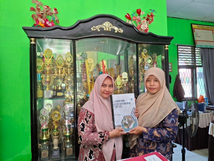 Ketua Panitia Serahkan Laporan ANBK Tahun 2025 ke MTsN 5 Batang Hari Ketua Panitia Serahkan Laporan ANBK Tahun 2025 ke MTsN 5 Batang Hari