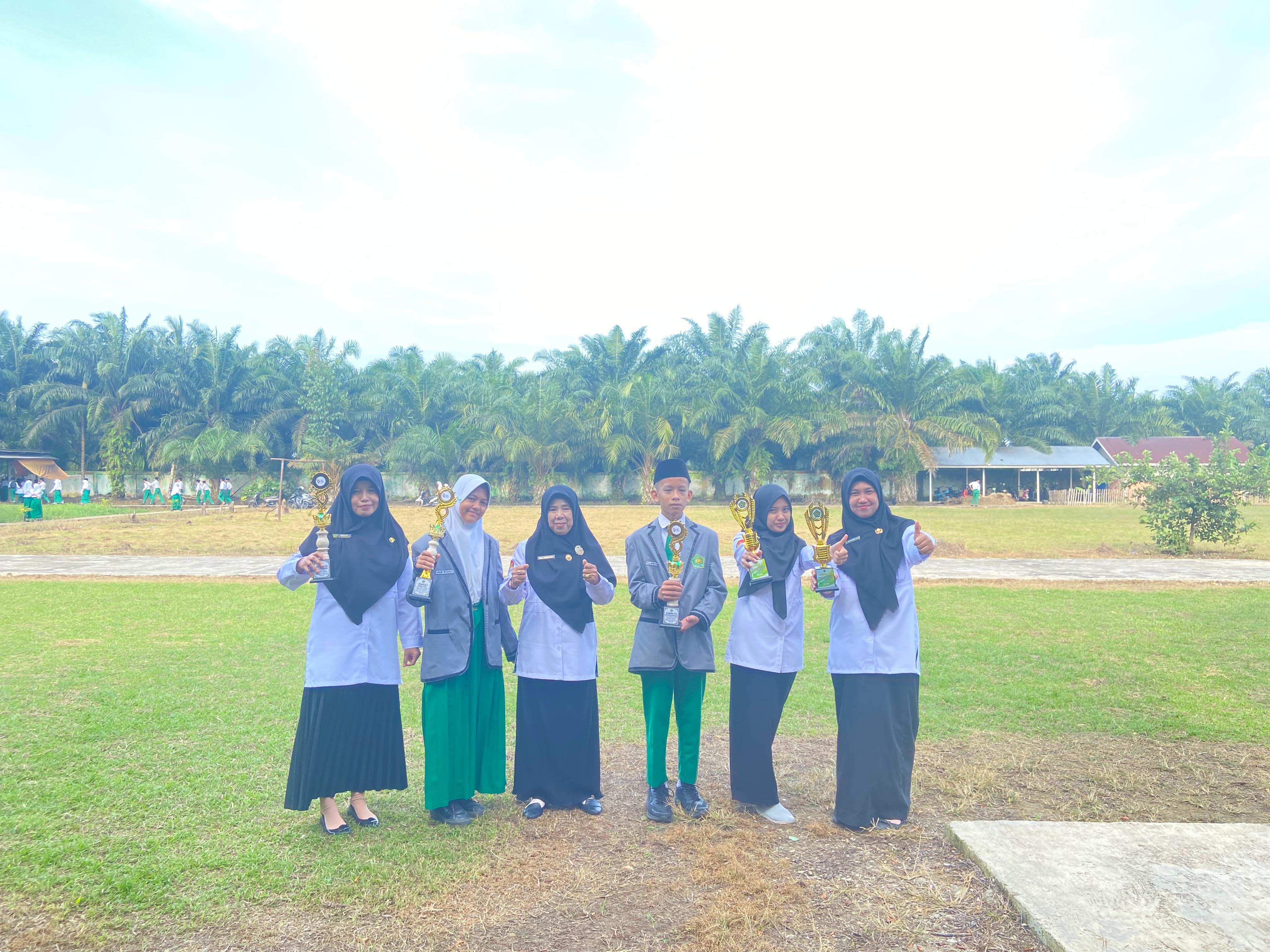 PENYERAHAN PIALA PENGHARGAAN PEMENANG LOMBA DALAM RANGKA HAB KEMENAG RI KE-79 TINGKAT KABUPATEN BATANG HARI DAN TINGKAT PROVINSI JAMBI PENYERAHAN PIALA PENGHARGAAN PEMENANG LOMBA DALAM RANGKA HAB KEMENAG RI KE-79 TINGKAT KABUPATEN BATANG HARI DAN TINGKAT PROVINSI JAMBI