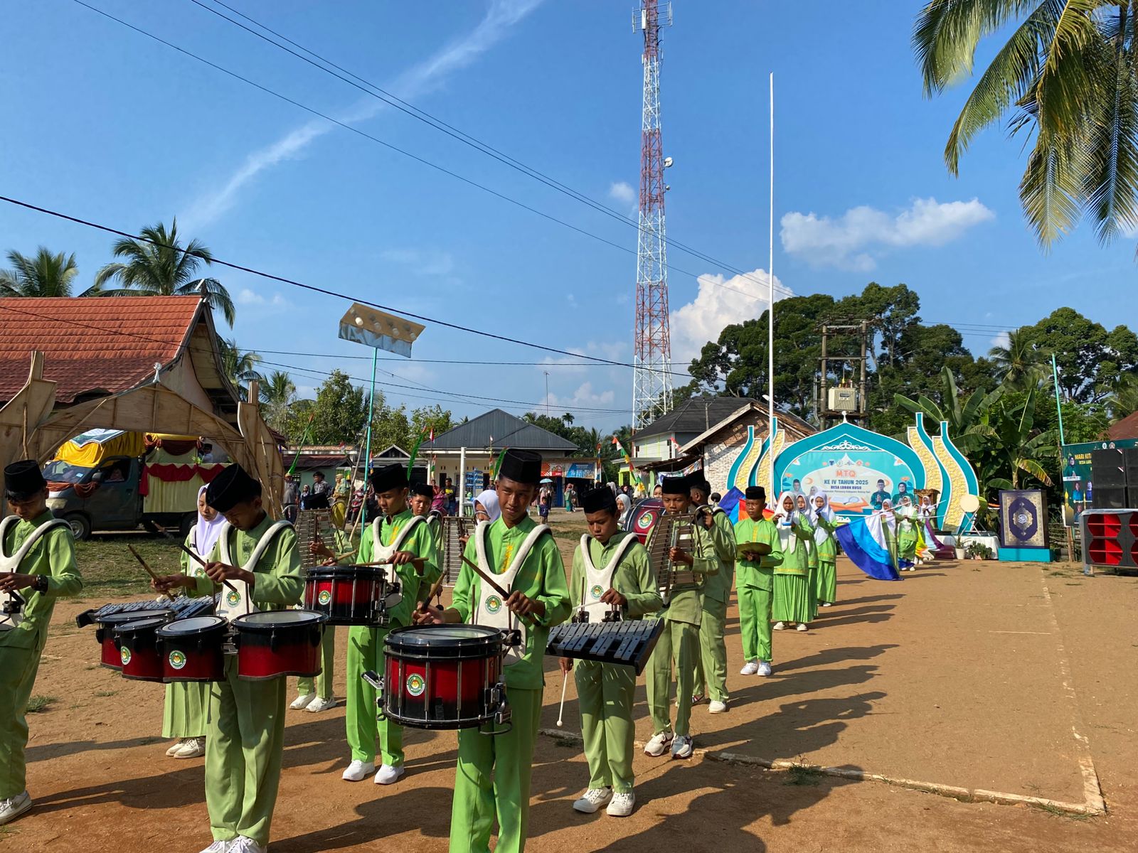 Drumband MTsN 5 Batang Hari Memeriahkan Pawai Taâ€™aruf MTQ ke-4 Desa Lubuk Ruso