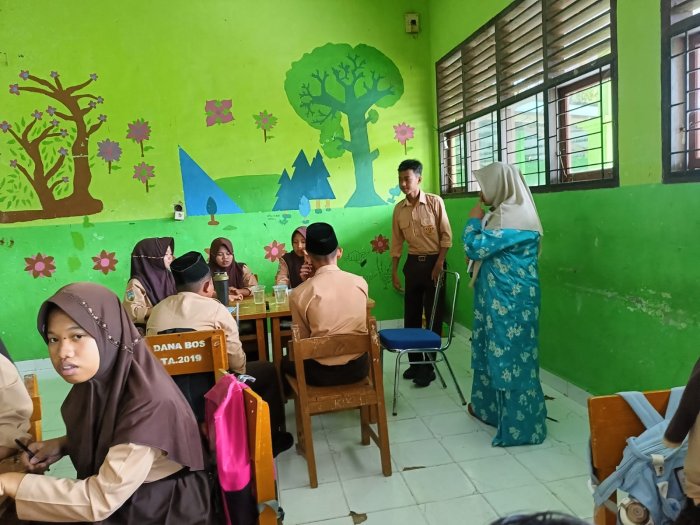 Siswa Kelas IXD MTsN 5 Batanghari Antusias Ikuti Pembelajaran IPA dengan Praktik Langsung Materi Bejana Berhubungan