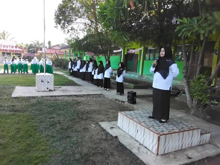 Disiplin Jadi Sorotan, Pembina Upacara Tekankan Kedisiplinan Siswa MTsN 5 Batang Hari