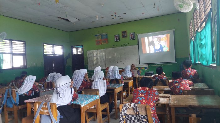Antusias Siswa Kelas VIII C Dalami Unsur Cerita Fiksi melalui Video Cinderella Antusias Siswa Kelas VIII C Dalami Unsur Cerita Fiksi melalui Video Cinderella