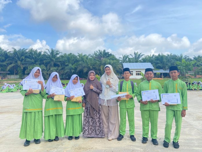 MTsN 5 Batang Hari Berikan Penghargaan kepada Siswa Berprestasi Bidang Akademik MTsN 5 Batang Hari Berikan Penghargaan kepada Siswa Berprestasi Bidang Akademik