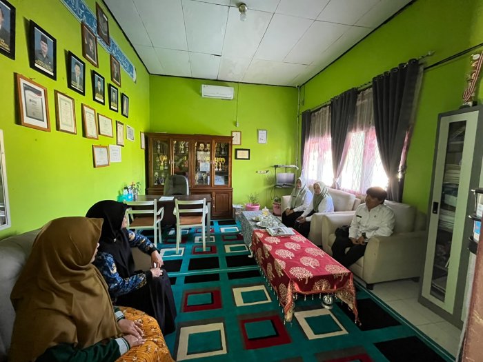 Tim Pendamping PKH Kecamatan Pemayung Kunjungi MTsN 5 Batang Hari untuk Evaluasi Kehadiran Siswa Penerima Bantuan PKH