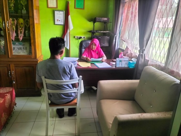 Kepala MTsN 5 Batang Hari Berikan Pengarahan Terkait SOP Mutasi Siswa Kepada Warga Kepala MTsN 5 Batang Hari Berikan Pengarahan Terkait SOP Mutasi Siswa Kepada Warga