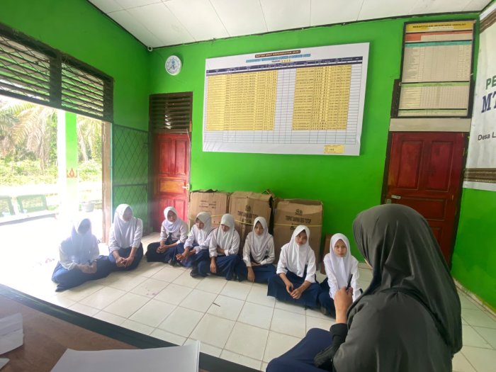 Wakasis MTsN 5 Batang Hari Berikan Pengarahan kepada Siswa Penerima Beasiswa PIP Wakasis MTsN 5 Batang Hari Berikan Pengarahan kepada Siswa Penerima Beasiswa PIP