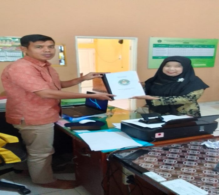 Kepala MTsN 5 Batang Hari Serahkan Proposal Full Day School