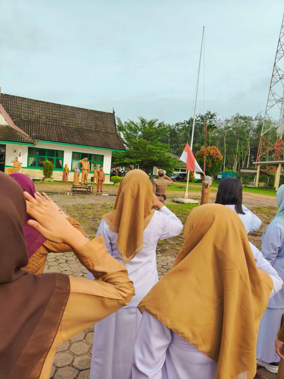 MTsN 5 Batang Hari Ikuti Upacara Gabungan di Kantor Camat Pemayung MTsN 5 Batang Hari Ikuti Upacara Gabungan di Kantor Camat Pemayung