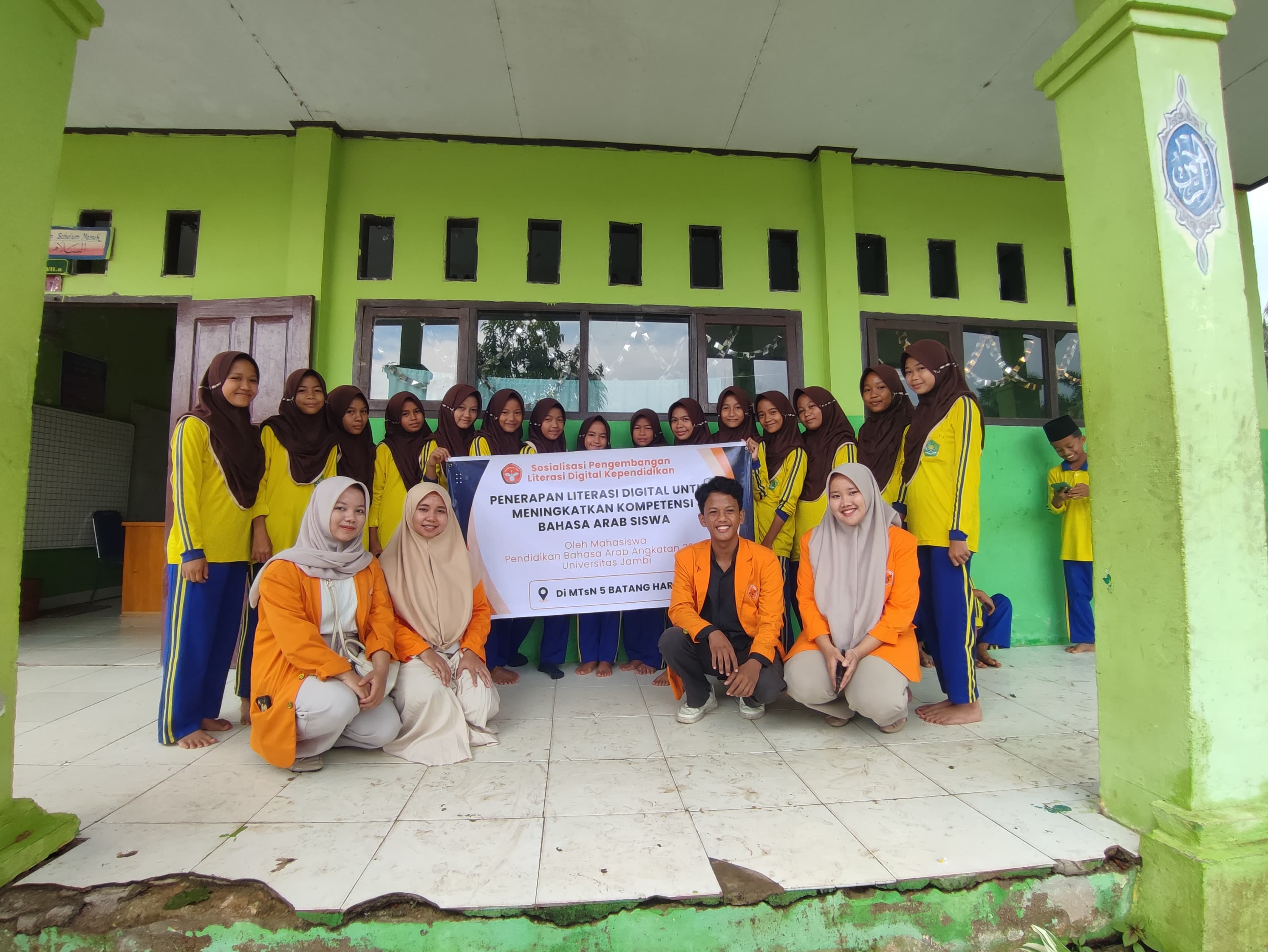 Mahasiswa Unja Tingkatkan Kompetensi Bahasa Arab Siswa MTsN 5 Melalui Literasi Digital