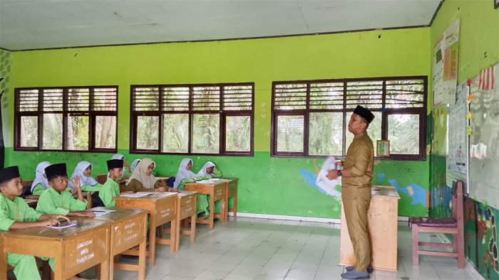 Tiga Guru MTsN 5 Batang Hari Lakukan Supervisi Kelas Tiga Guru MTsN 5 Batang Hari Lakukan Supervisi Kelas