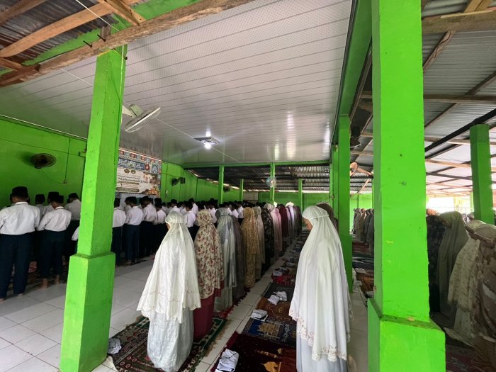 MTsN 5 Batang Hari Gelar Salat Zuhur Berjamaah Rutin MTsN 5 Batang Hari Gelar Salat Zuhur Berjamaah Rutin