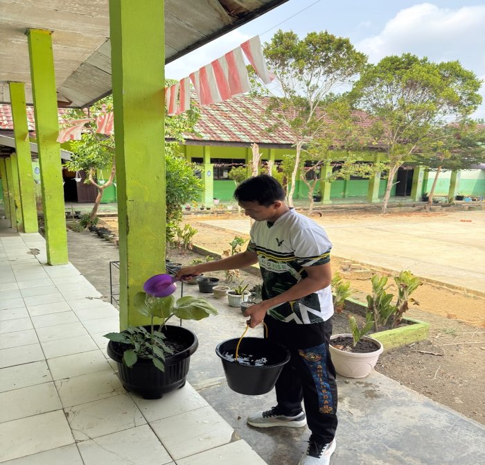 Usai PJJ, Tenaga Pendidik MTsN 5 Batang Hari Gotong Royong Bersihkan Lingkungan Madrasah