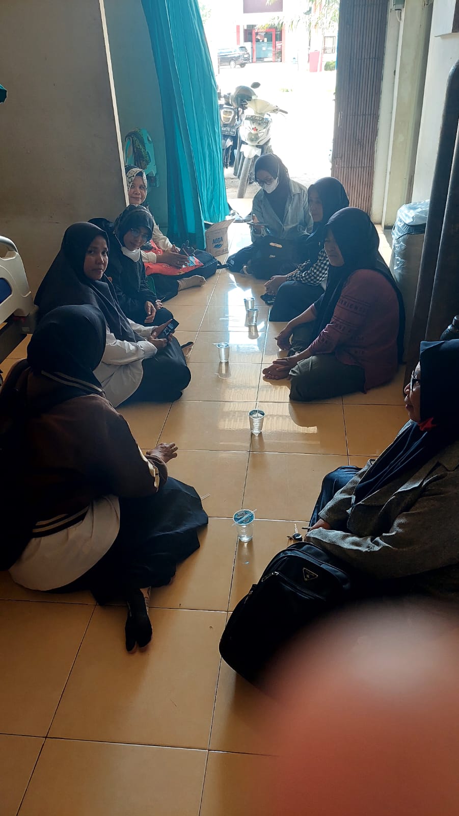 TUNJUKKAN SIKAP PEDULI, WARGA MTSN 5 BATANG HARI MENJENGUK ANAK DARI IBU ASNAWATI SELAKU GURU MTSN 5 BATANG HARI