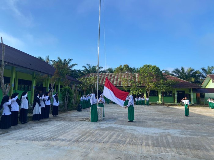 MTsN 5 Batang Hari Gelar Upacara Bendera, Pembina Tekankan Fokus Belajar Jelang Asesmen