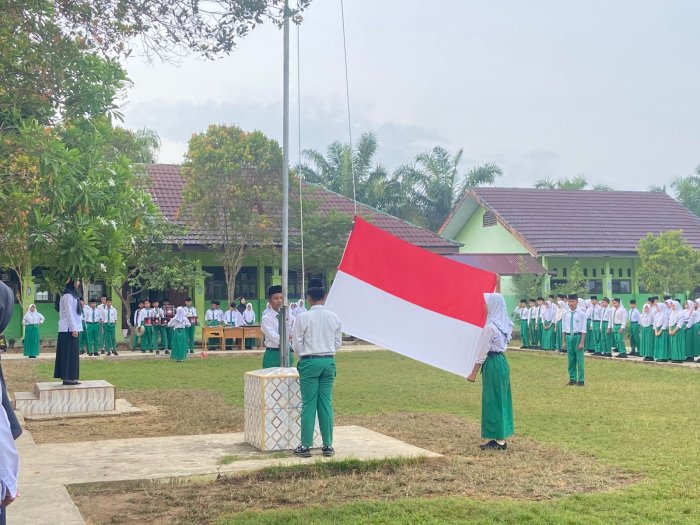 Upacara Senin di MTsN 5 Batang Hari, Wakakur Himbau Kebersihan Lingkungan dan Administrasi Kelas