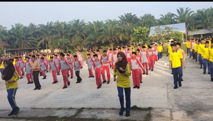 Awali Hari dengan Semangat, MTsN 5 Batang Hari Rutin Gelar Senam Bersama Setiap Kamis Pagi Awali Hari dengan Semangat, MTsN 5 Batang Hari Rutin Gelar Senam Bersama Setiap Kamis Pagi