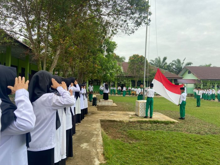 MTsN 5 Batang Hari Gelar Upacara Bendera, Pembina Tekankan Semangat Berprestasi Siswa MTsN 5 Batang Hari Gelar Upacara Bendera, Pembina Tekankan Semangat Berprestasi Siswa
