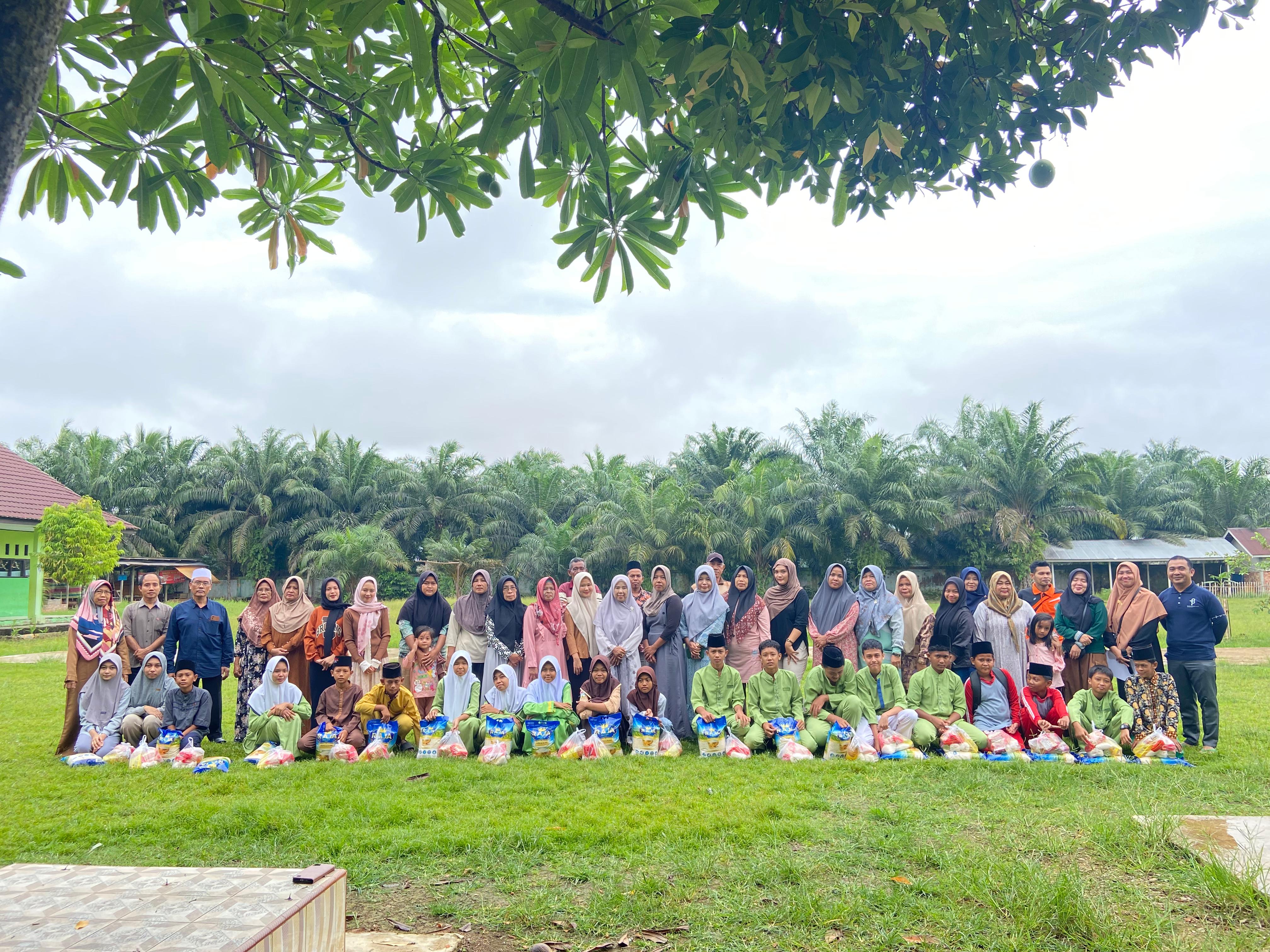 Peduli Sesama Dalam Peringatan 1 Muharram 1447 H, MTsN 5 Batang Hari Berikan Paket Sembako Peduli Sesama Dalam Peringatan 1 Muharram 1447 H, MTsN 5 Batang Hari Berikan Paket Sembako