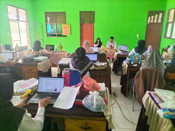 Tingkatkan Kualitas Pengelolaan Madrasah, Pengawas Berdiskusi Bersama Majelis Guru MTsN 5 Batang Hari