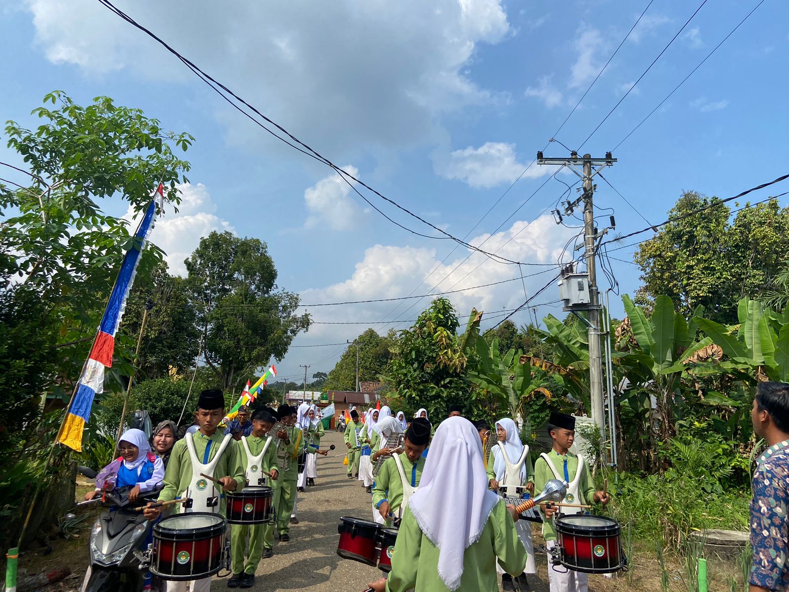 DRUM BAND MTSN 5 BATANG HARI MEMERIAHKAN PAWAI TA'ARUF PEMBUKAAN MTQ KE-7 TINGKAT DESA SENANING TAHUN 2024 DRUM BAND MTSN 5 BATANG HARI MEMERIAHKAN PAWAI TA'ARUF PEMBUKAAN MTQ KE-7 TINGKAT DESA SENANING TAHUN 2024