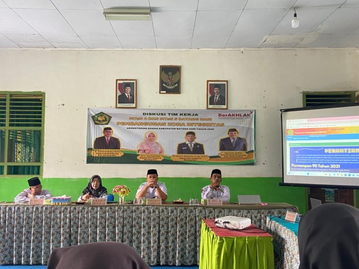 MTsN 5 Batang Hari Gelar Studi Kerja ke MTsN 4 Batang Hari Bahas Persiapan Pelaksanaan ZI dan Pengelolaan Perpustakaan